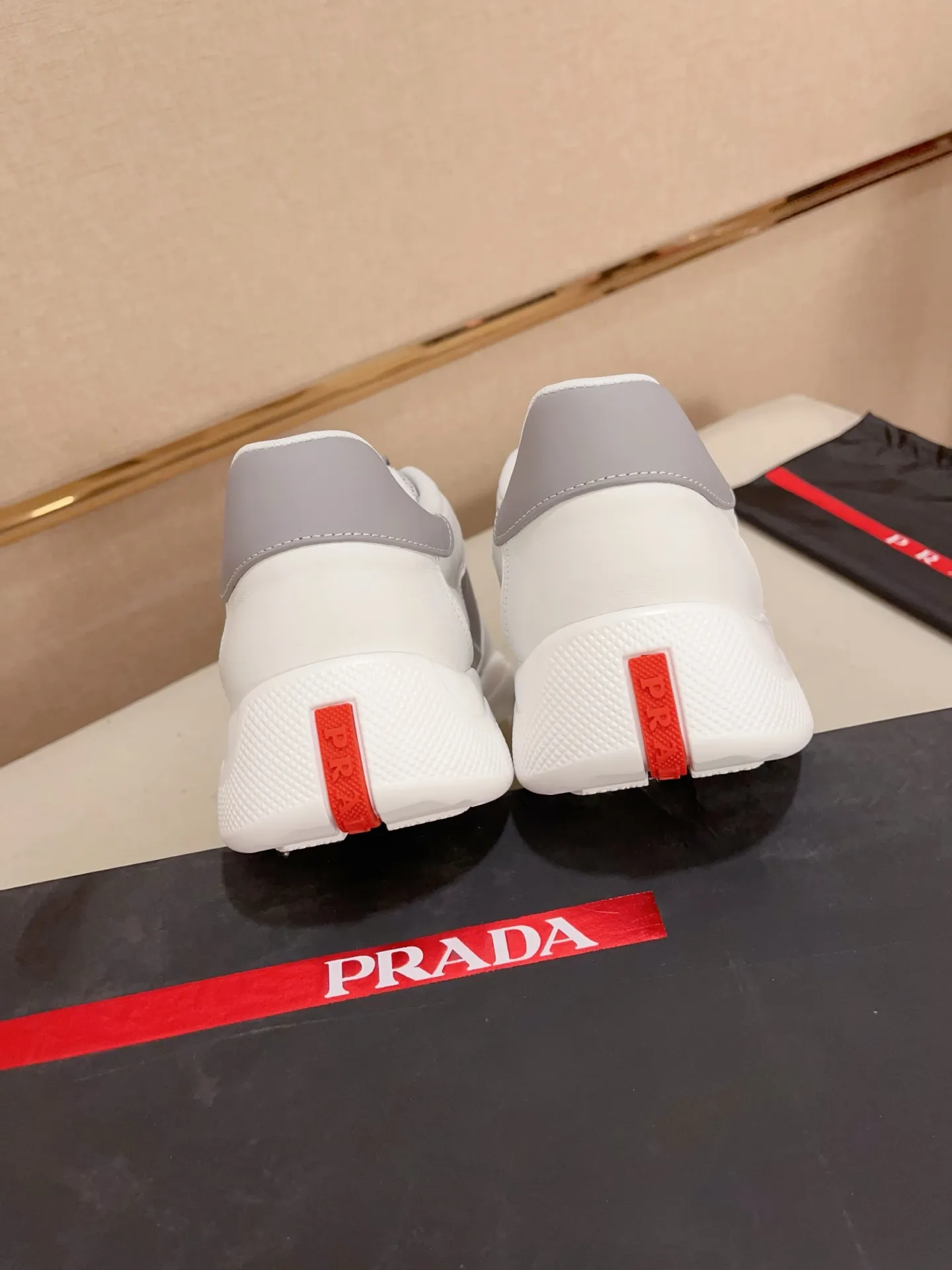 Men's shoes 💰 720💰 ✔️✔️✔️Top high version. High-quality new PRADA (Prada) counters are launched at the same time. The new men's shoes and 😘 fabrics are made of high-tech glue-making technology. Lining: Full cowhide lining. 👍🏿High-end☄️Open-molded non-slip rubber outsole, exquisite lines, simple and elegant, comfortable and high-end for leisure travel. Code number: 39 to 44 (can be customized 45-46-47, non-returnable)